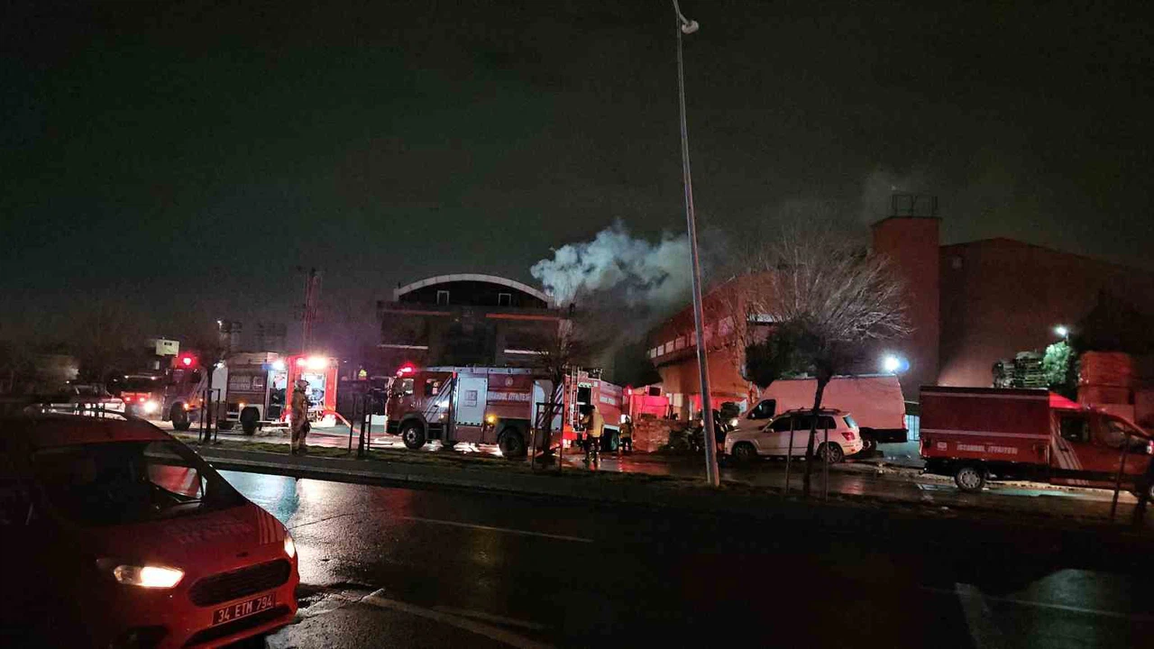 İstanbul’u ayağa kaldıran yangın: Fabrika alevlere teslim oldu!