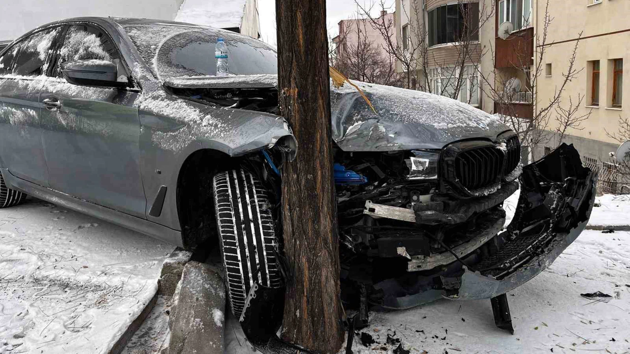 Kaygan yol kazayı getirdi: Bahçe duvarına uçacaktı, ağaç durdurdu!
