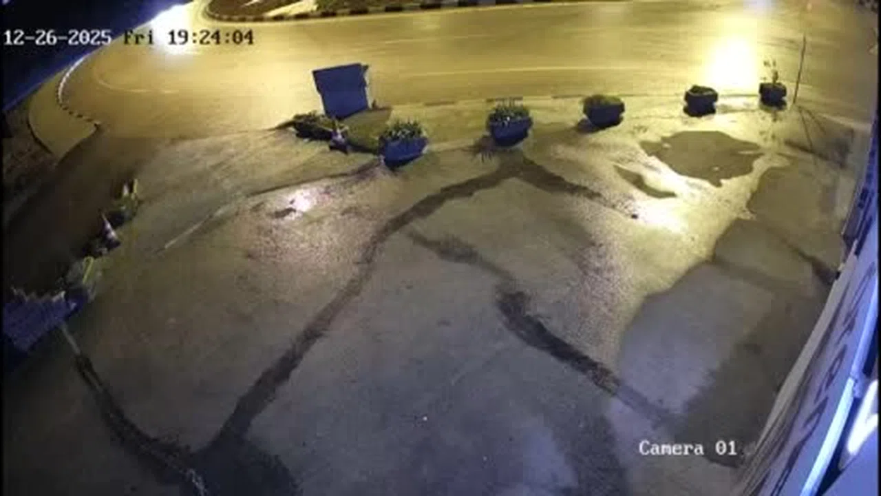 Virajı alamadı, çöp konteynerine çarpıp ters döndü!