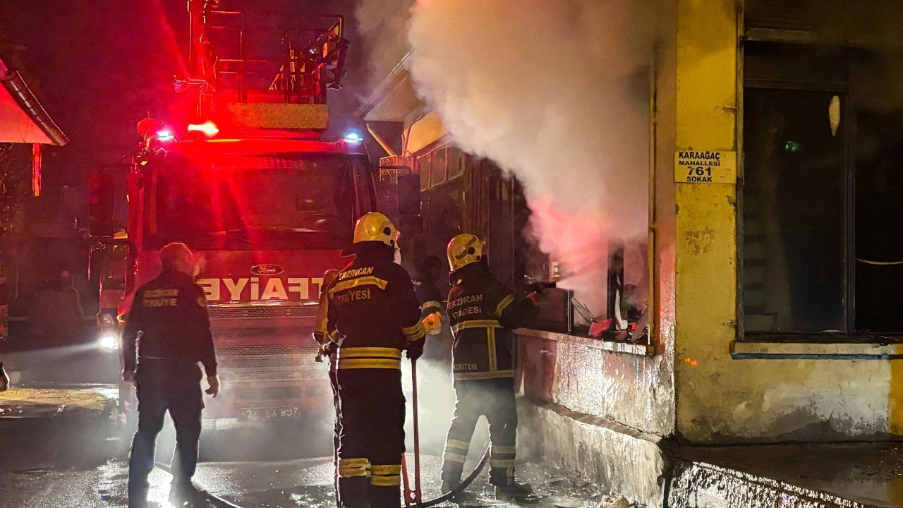 Sıcaklığın bir anda yükseldiği korku dolu dakikalar! Bir iş yeri alev alev yandı
