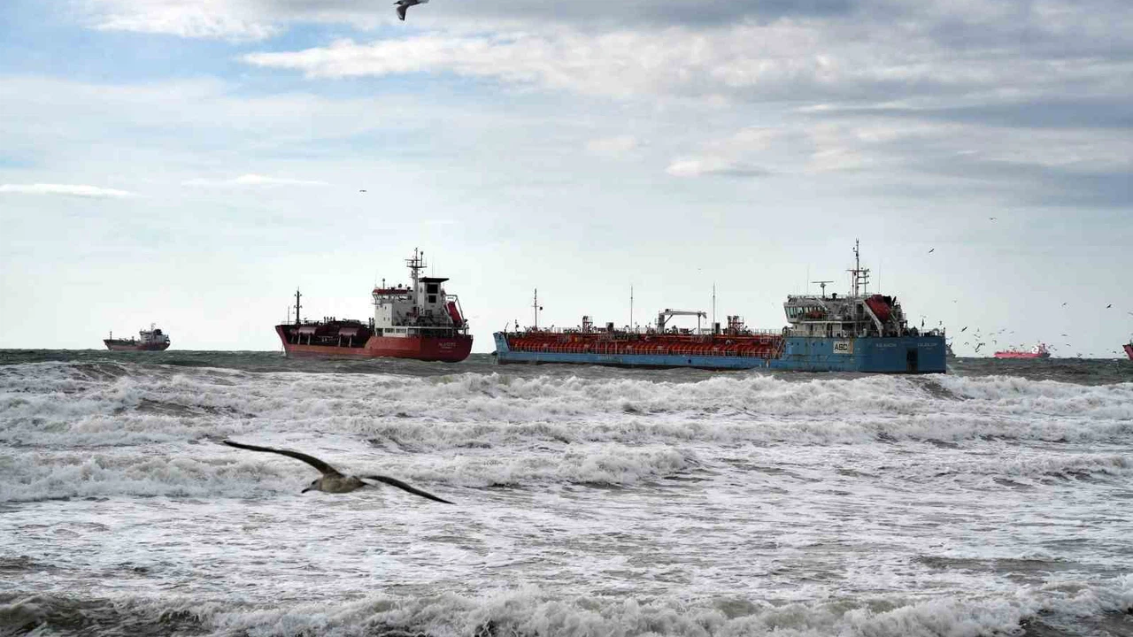 İstanbul’da lodos azdı, tankerler birbirine girdi! Biri kurtarıldı, diğeri lodosla baş başa...