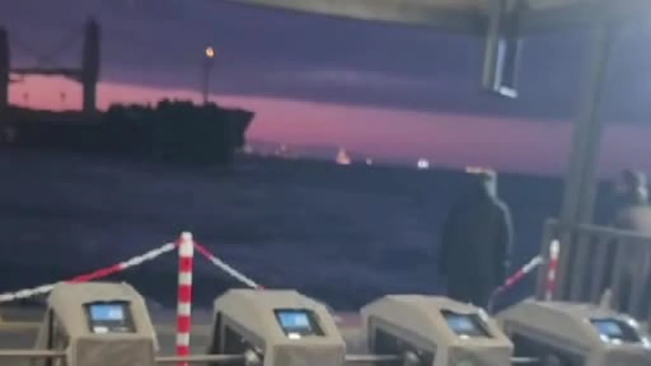 190 metrelik tehlike Beşiktaş’a dayandı: Sürüklenen dev gemi iskeleyi teğet geçti!