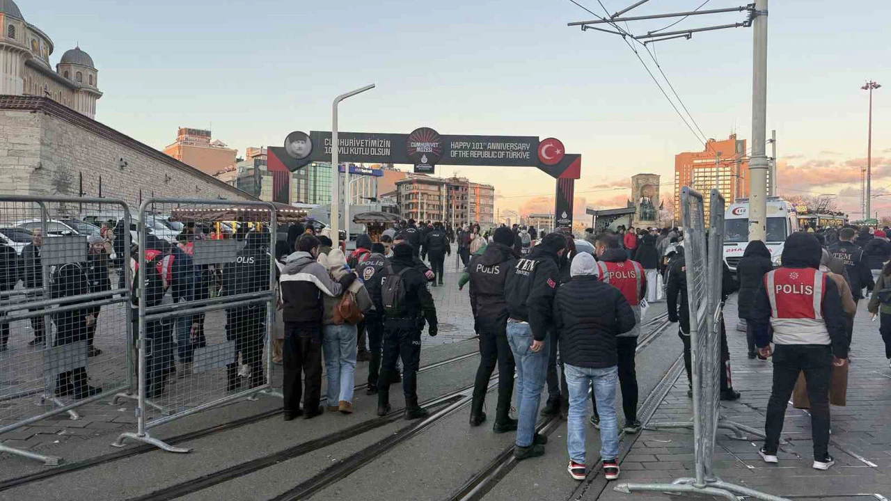 İstiklal caddesi girişinde yoğun güvenlik önlemi