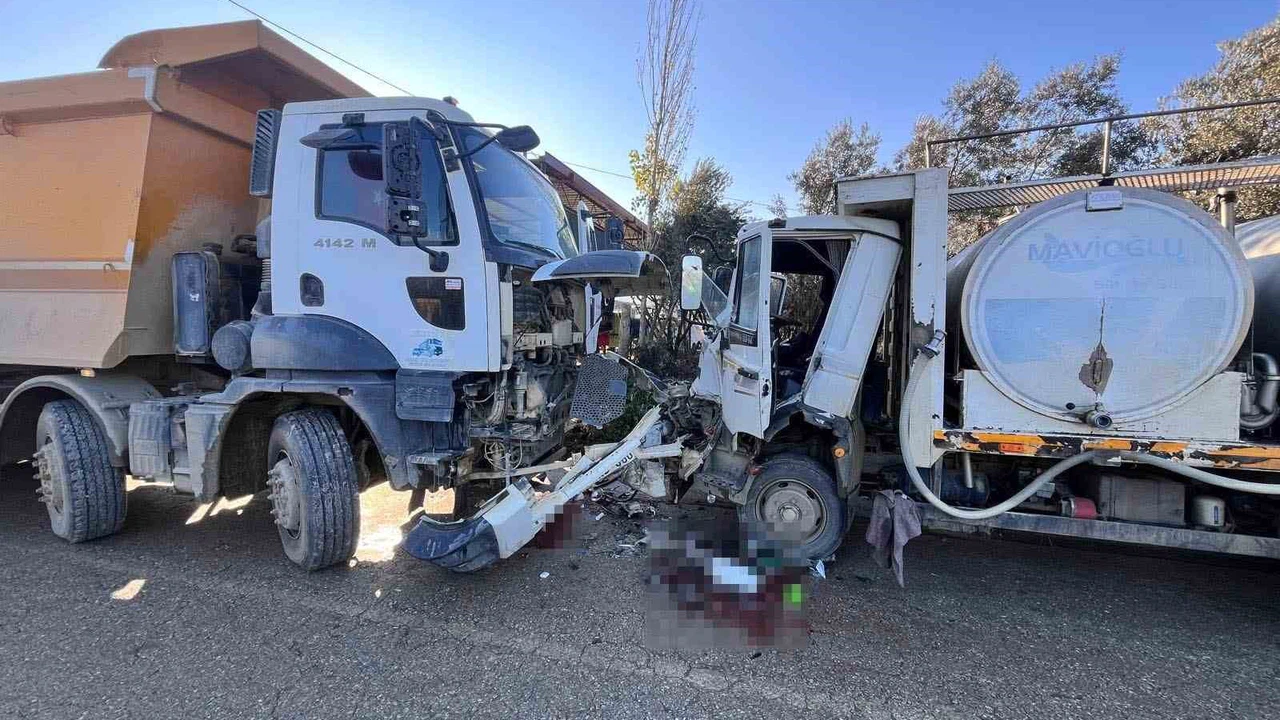 İzmir’de korkutan kaza: Kamyon ile kamyonet birbirine girdi!