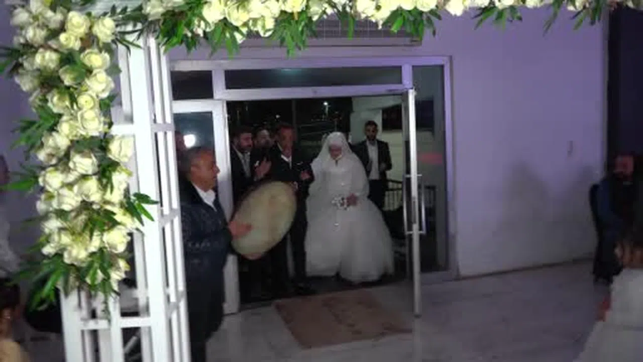 14 yıl önce kaçarak evlendiler... Hayallerini rüya gibi düğünle taçlandırdılar!