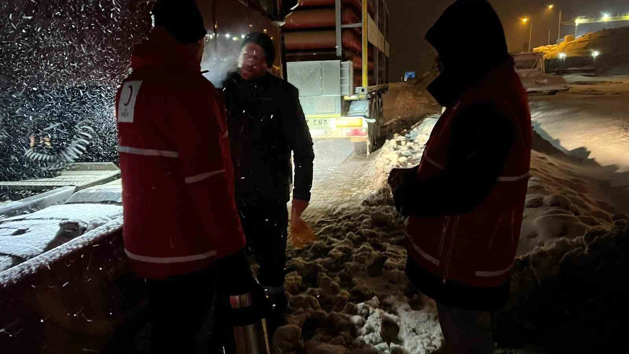 Kar sebebiyle kapanan yolda ekiplerden vatandaşlara sıcak içecek ikramı