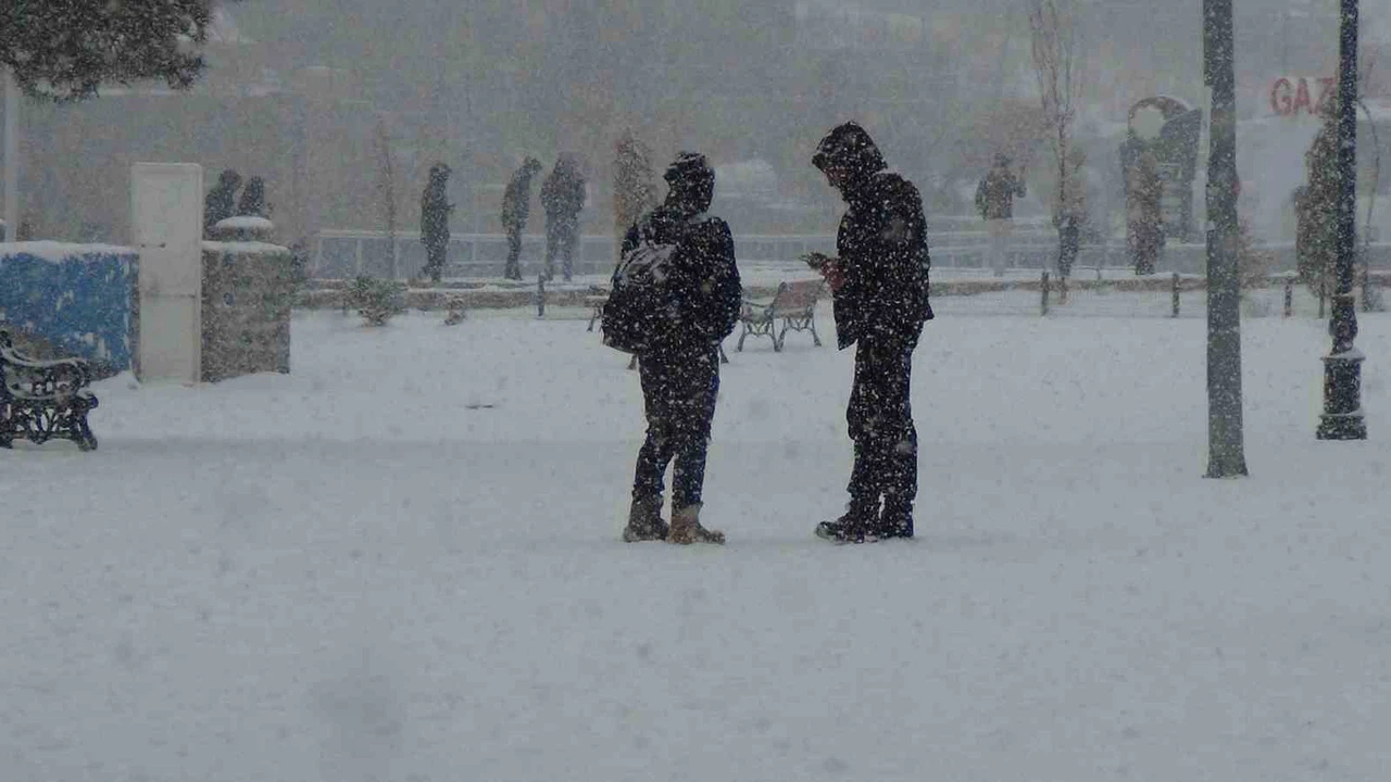 Kars Kalesi beyaza büründü: Vatandaşlar sokaklarda halay çekip karın keyfini çıkardı!