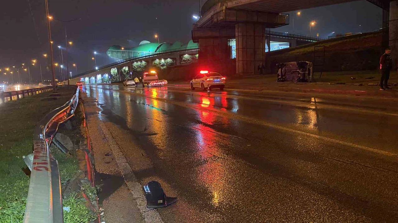 Mucize kurtuluş kameraların önünde yaşandı: Araç savruldu, takla attı...