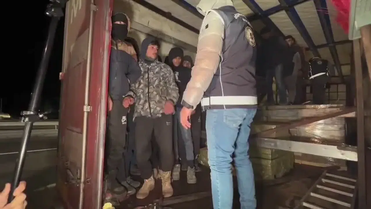 Gizli bölmeden çıktılar! Erzurum’da göçmen kaçakçılığına büyük darbe