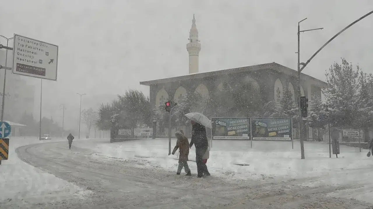 Gaziantep’te kış kendini gösterdi...Uçuşlar durdu, sokaklar buz!