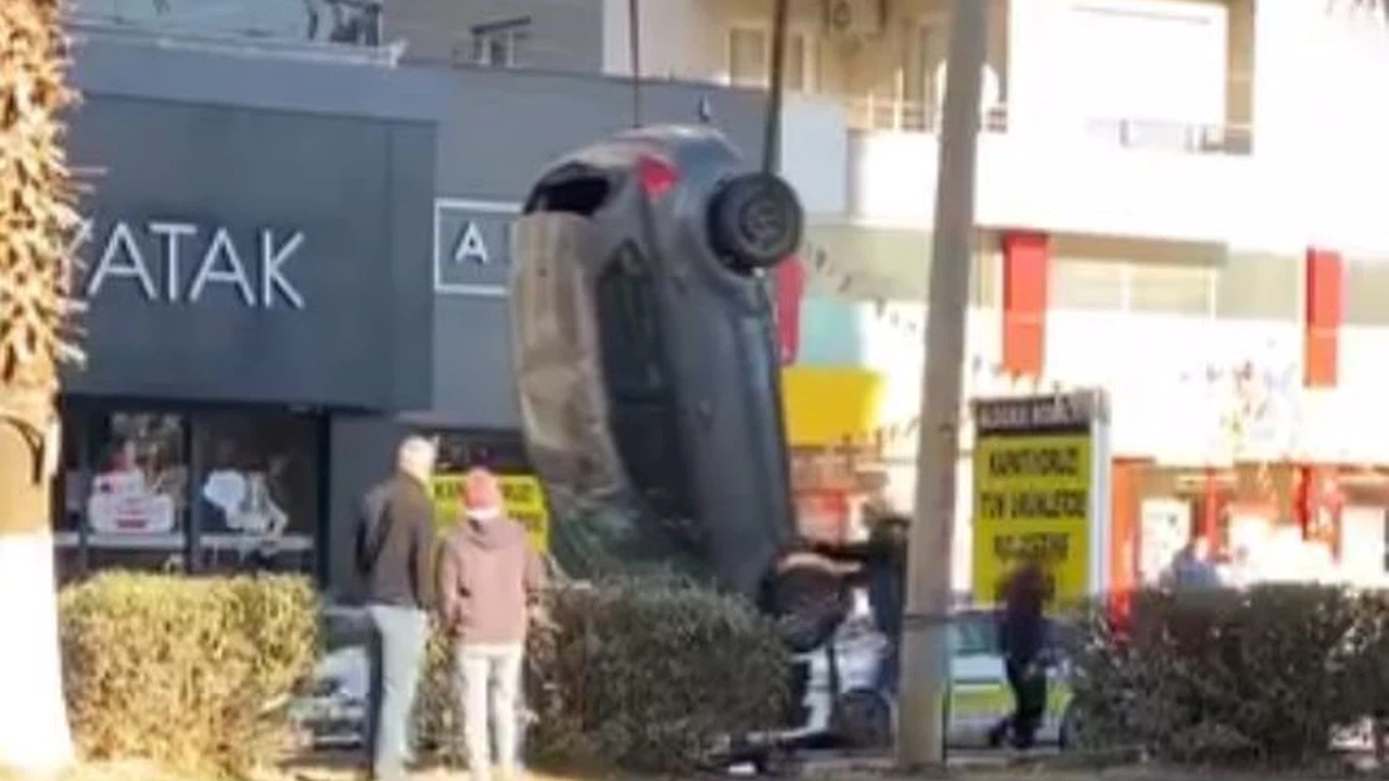 Refüje çarptı, havada döndü... Otomobil takla atıp ters kapaklandı, ortalık karıştı!