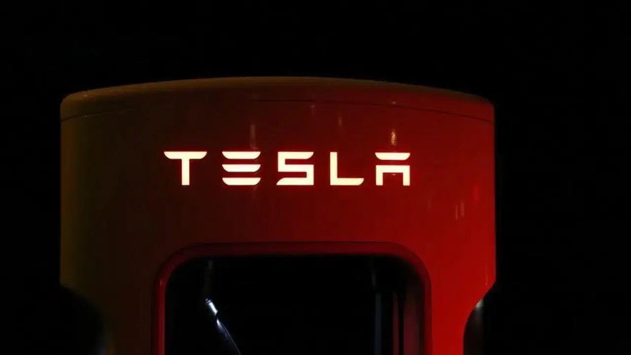 Küresel teknoloji devleri aynı merkezde: Tesla ve Amazon Türkiye’de konumlanıyor!