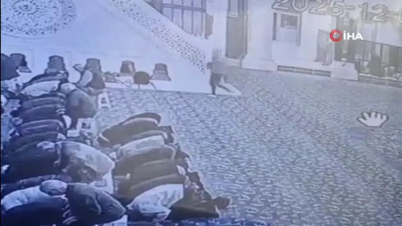 Cami avlusunda vicdansızlık! Otizmli gencin çantası namaz sırasında çalındı
