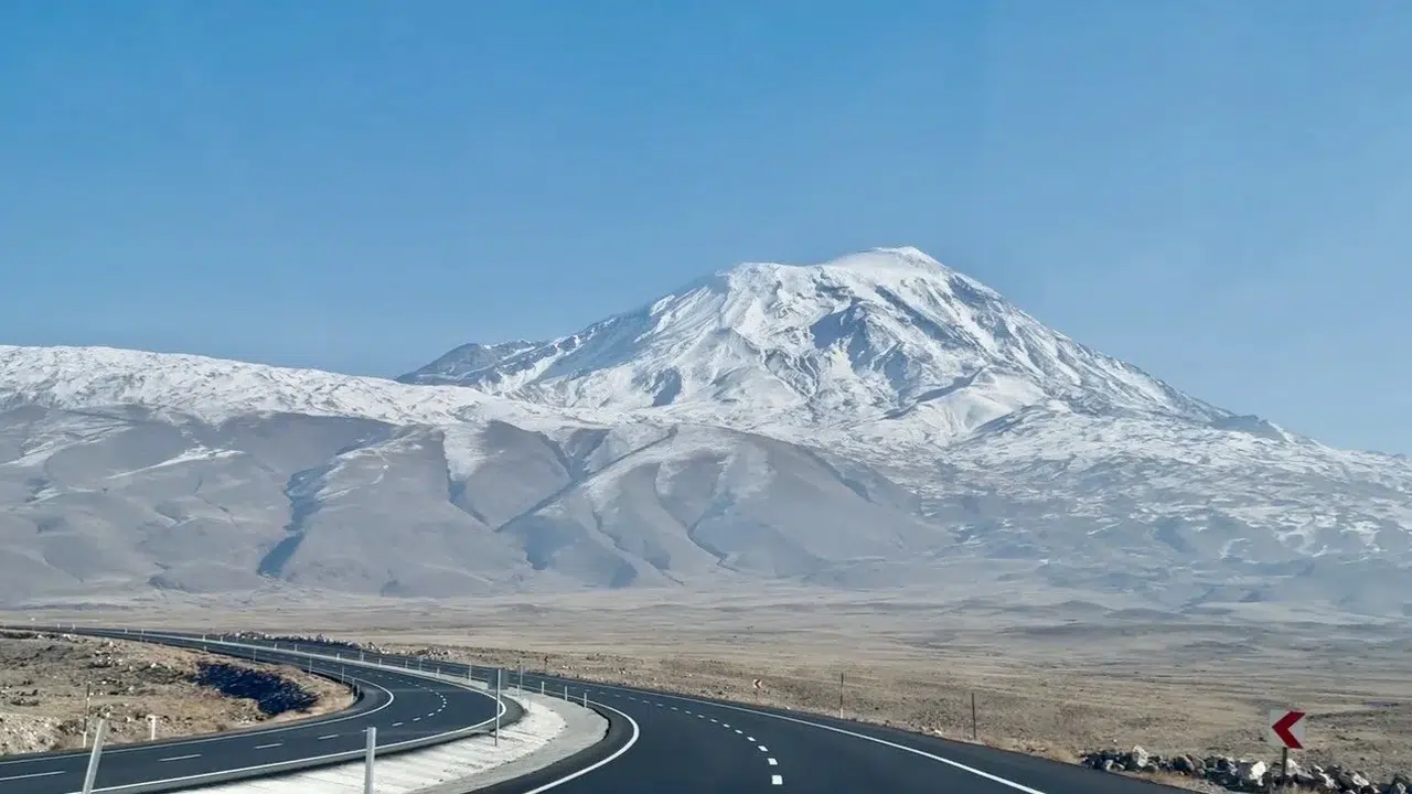 Karlar altındaki dev: Ağrı Dağı beyazlar içinde büyülüyor!