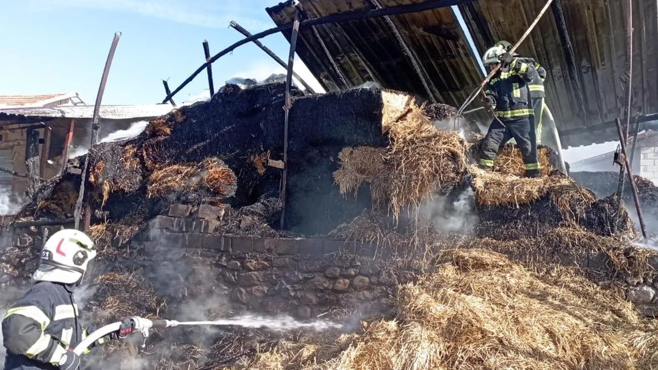 Köyde alev alarmı: Samanlıkta yangın paniği!