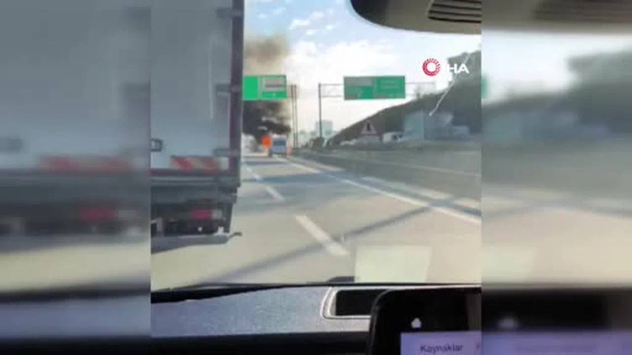 Alevler yükseldi, saniyeler karar verdi... TEM’de panelvan ölümle burun buruna geldi!