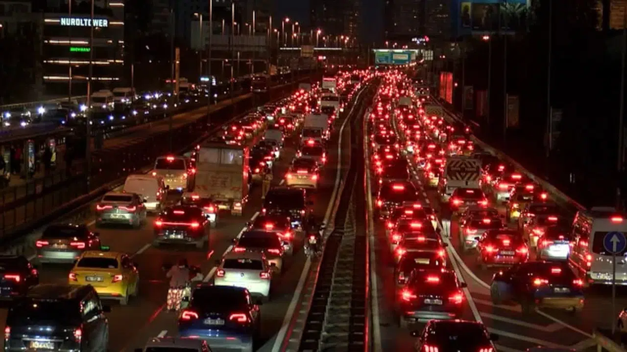 Şişli’de araç yangını zincirleme yoğunluk yarattı!