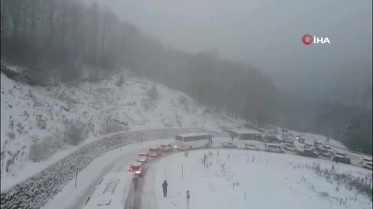 Uludağ’da trafik çilesi kilometrelerce kuyruk oluştu