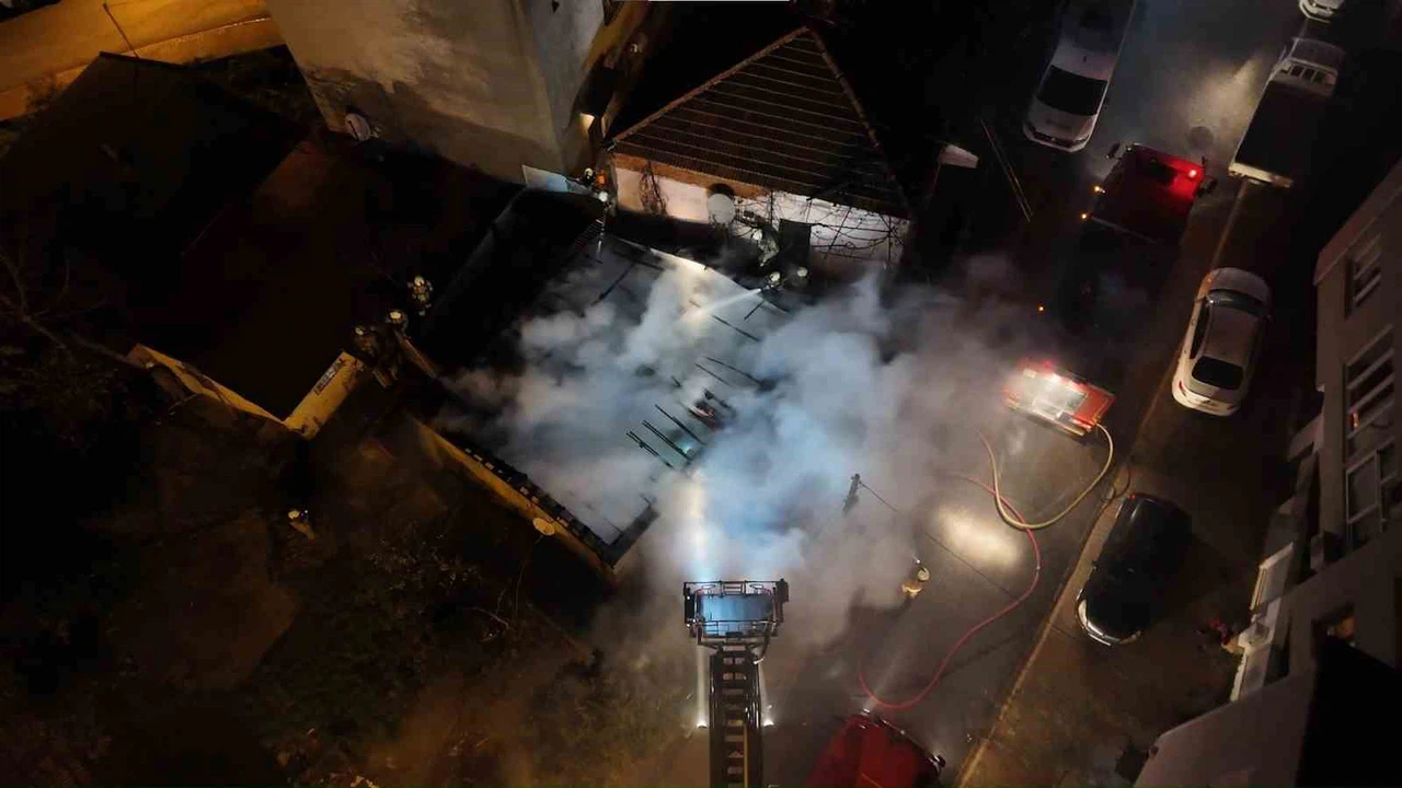 Bir kıvılcım yetti: Ümraniye alevlere teslim oldu!