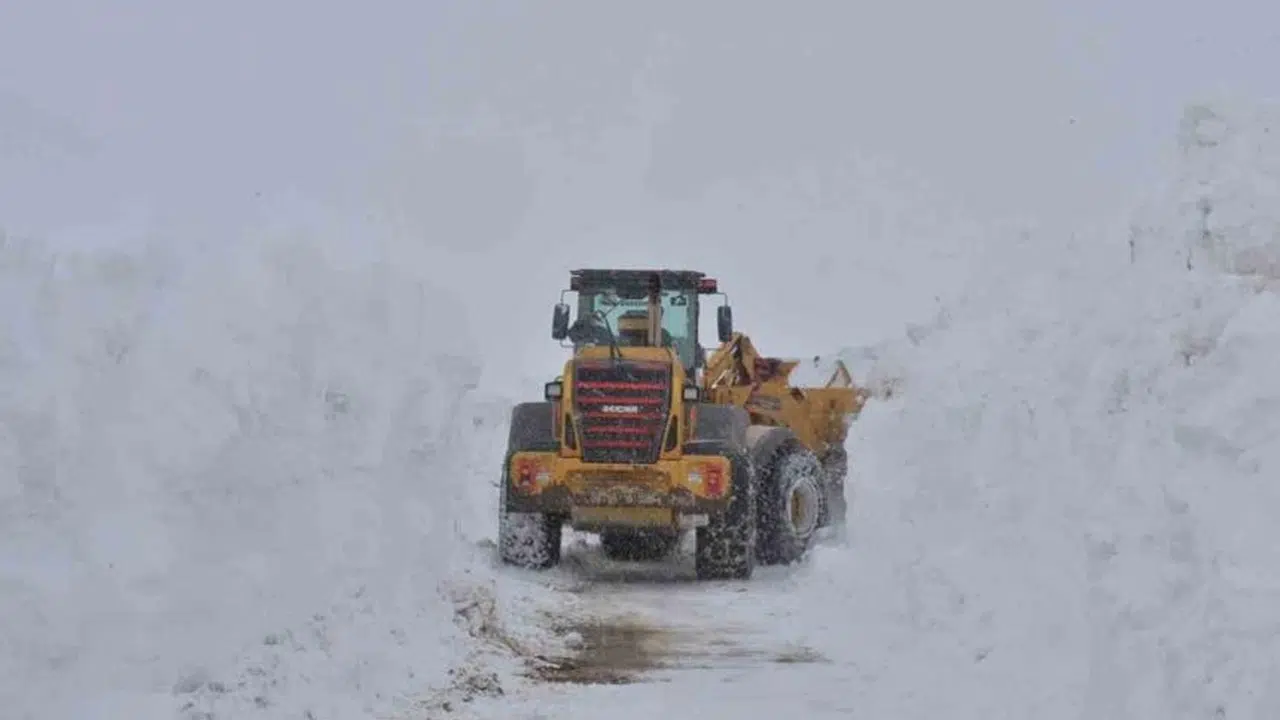 Hakkari beyaza büründü...Karla mücadele aralıksız sürüyor!