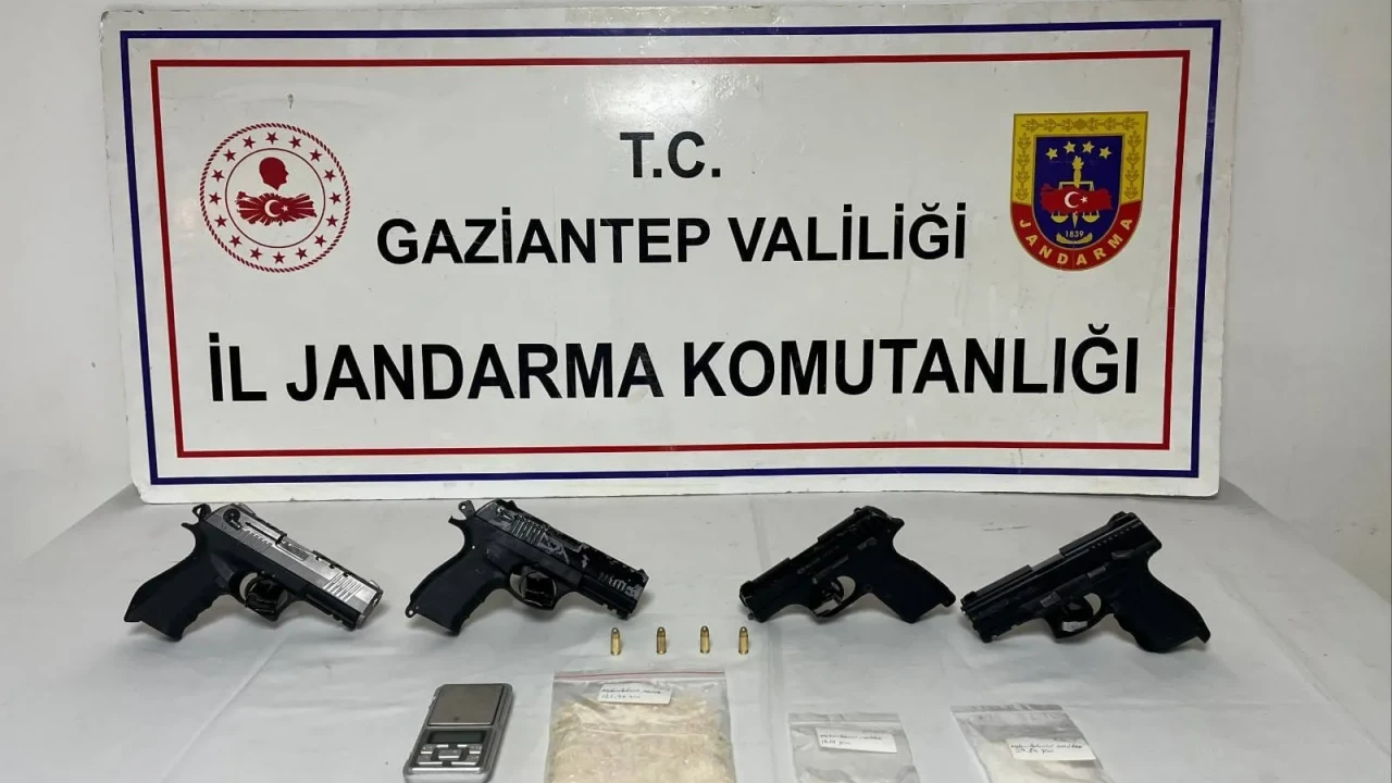 Jandarmadan Gaziantep'te eş zamanlı baskın: Uyuşturucu ve silah ele geçirildi