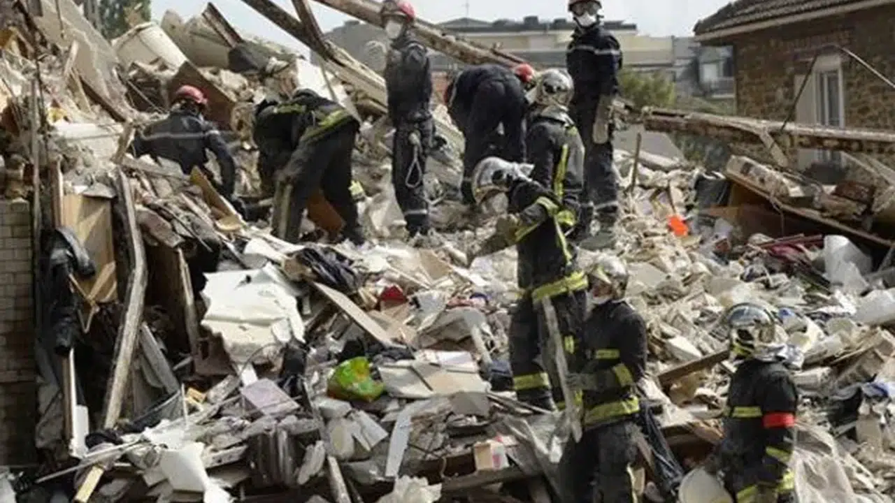 Paris’te bir gecede zemin kaydı, eğlence enkaza dönüştü!
