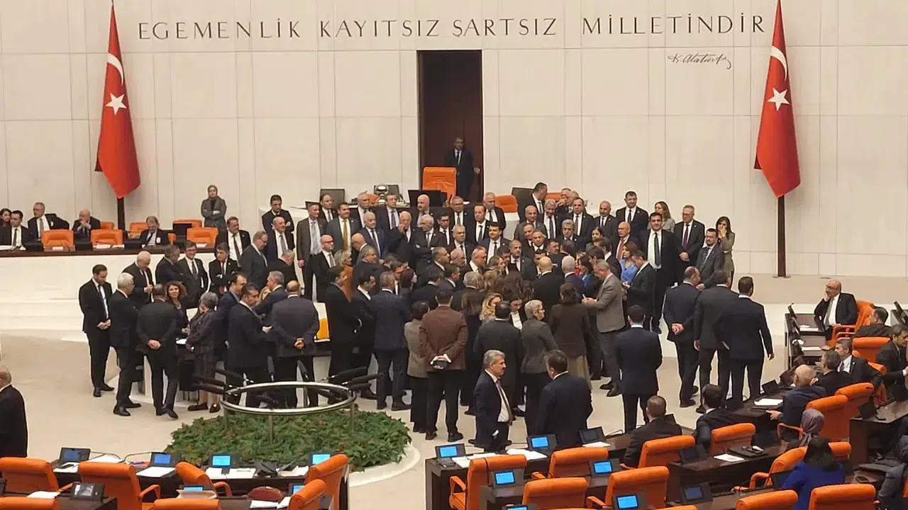 Mecliste tansiyon yükseldi: Oy pusulası tartışması patladı!