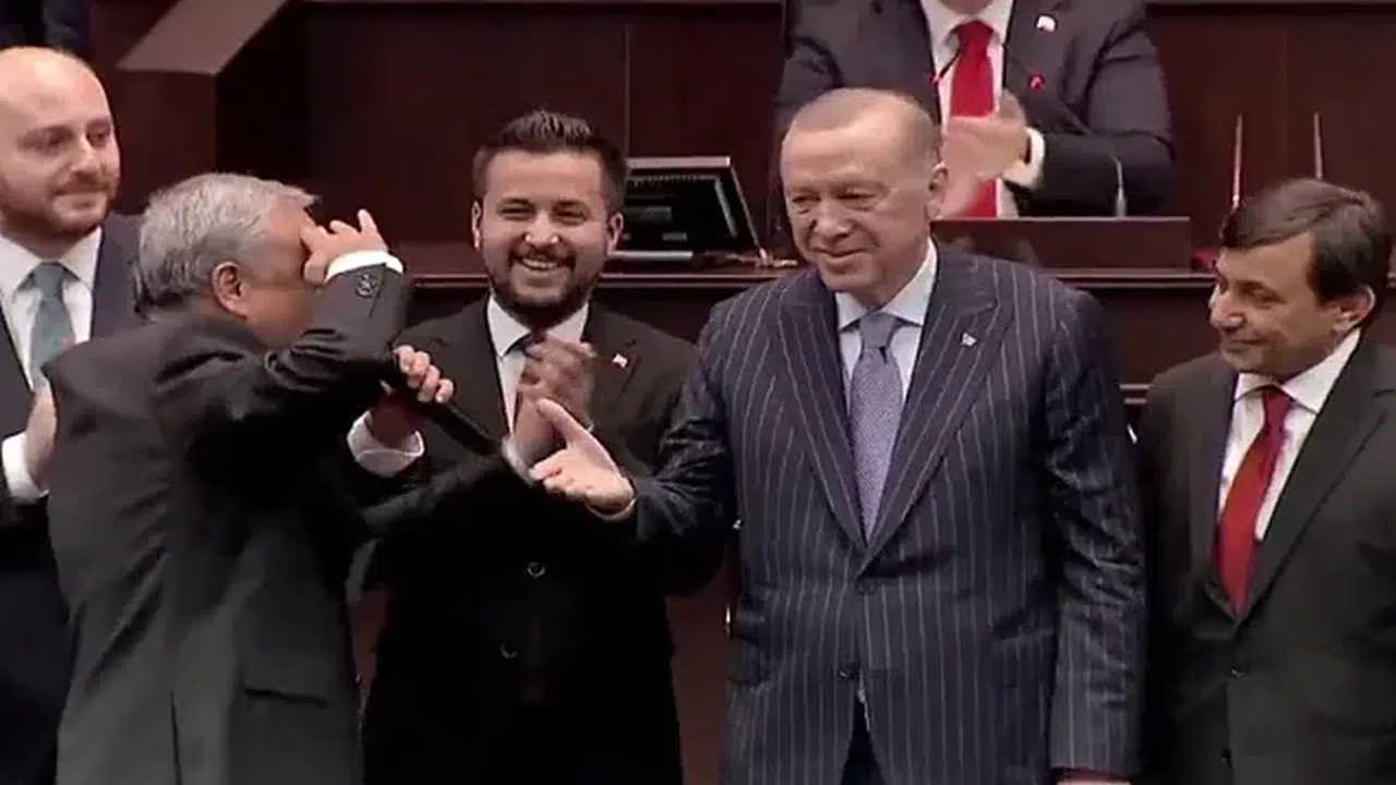 Erdoğan’a selam, muhalefete tepki: Çakır’ın haraketi dikkat çekti!