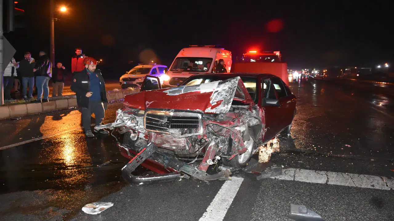 Sakarya D-100’de dehşet anı: Servisle çarpışan otomobilin sürücüsü yaralıları bırakıp kaçtı!