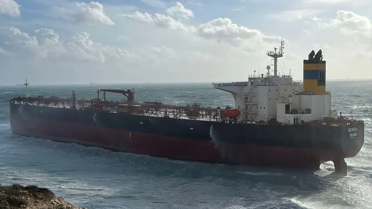 Fırtına Bozcaada’yı vurdu, 62 bin tonluk tanker tehlikede!