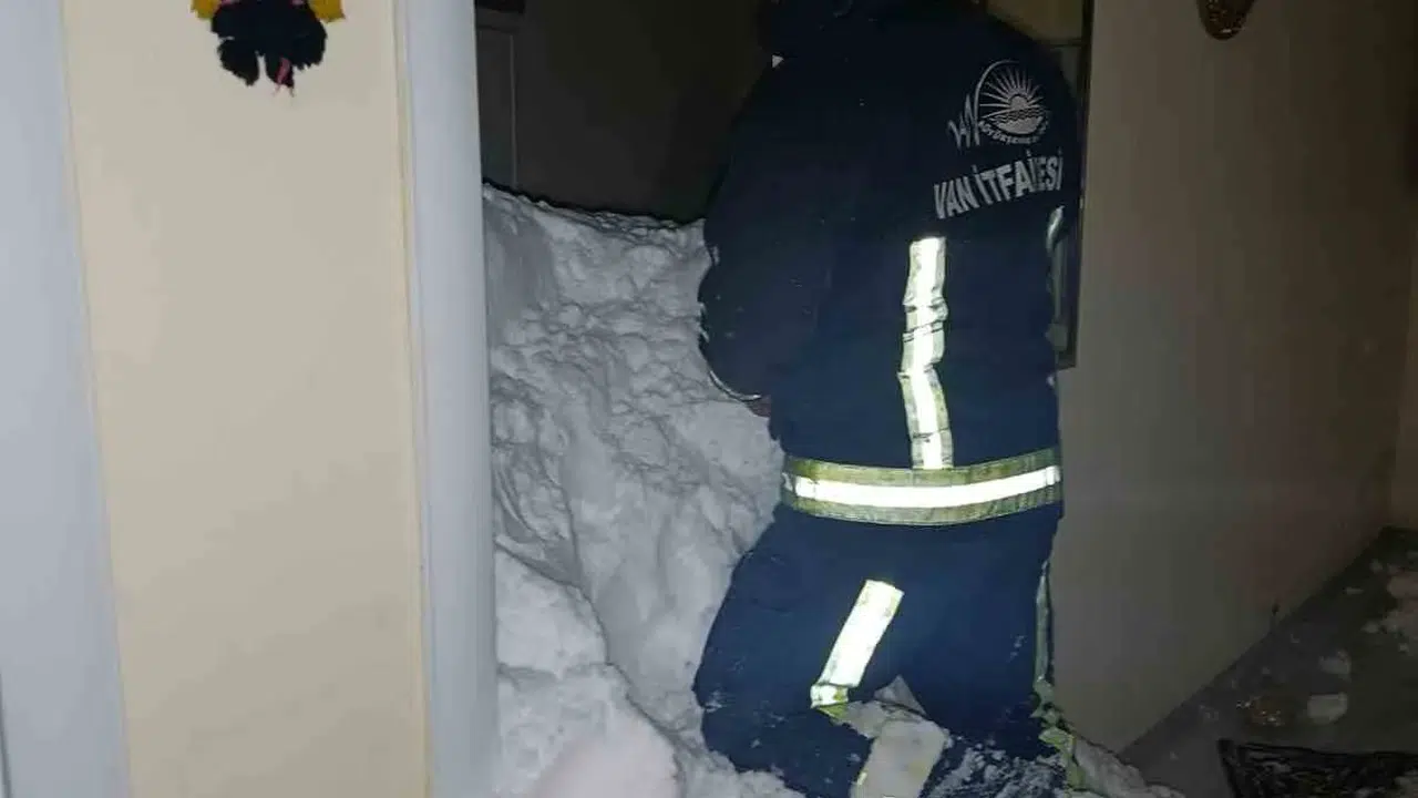 Evine çığ düşen düşene! Yine Van, yine felaket...