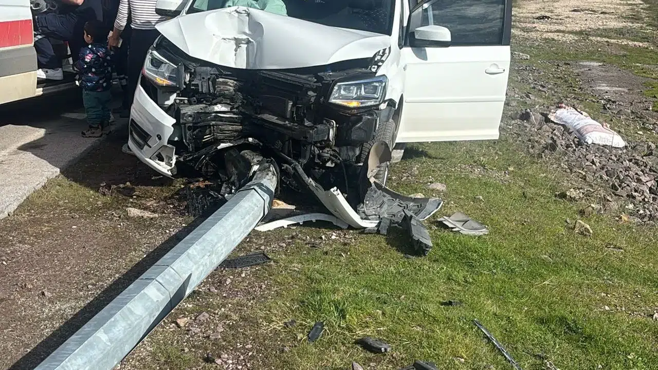 Kocaeli’de şiddetli çarpışma! Araç savruldu, elektrik direğine saplandı