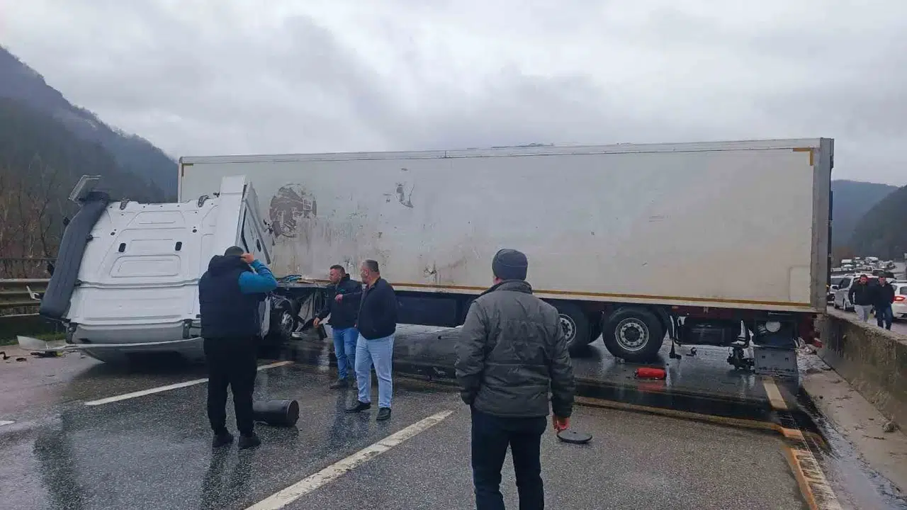 Sakarya'da çekici hafif hasar aldı, trafik ağır darbe yedi!