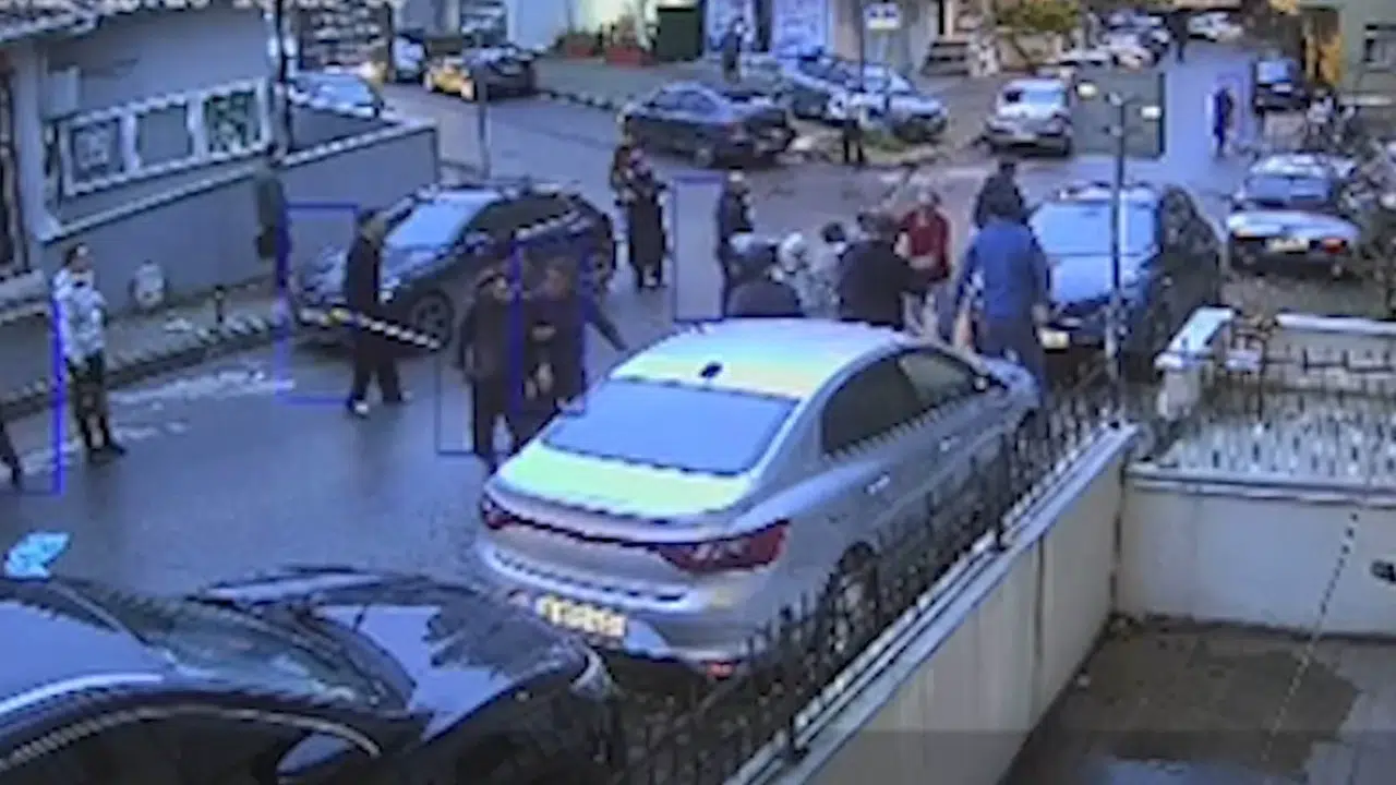 Çekmeköy'de 'park' tartışması kavgaya döndü... Keser ve sopalar havada uçuştu!