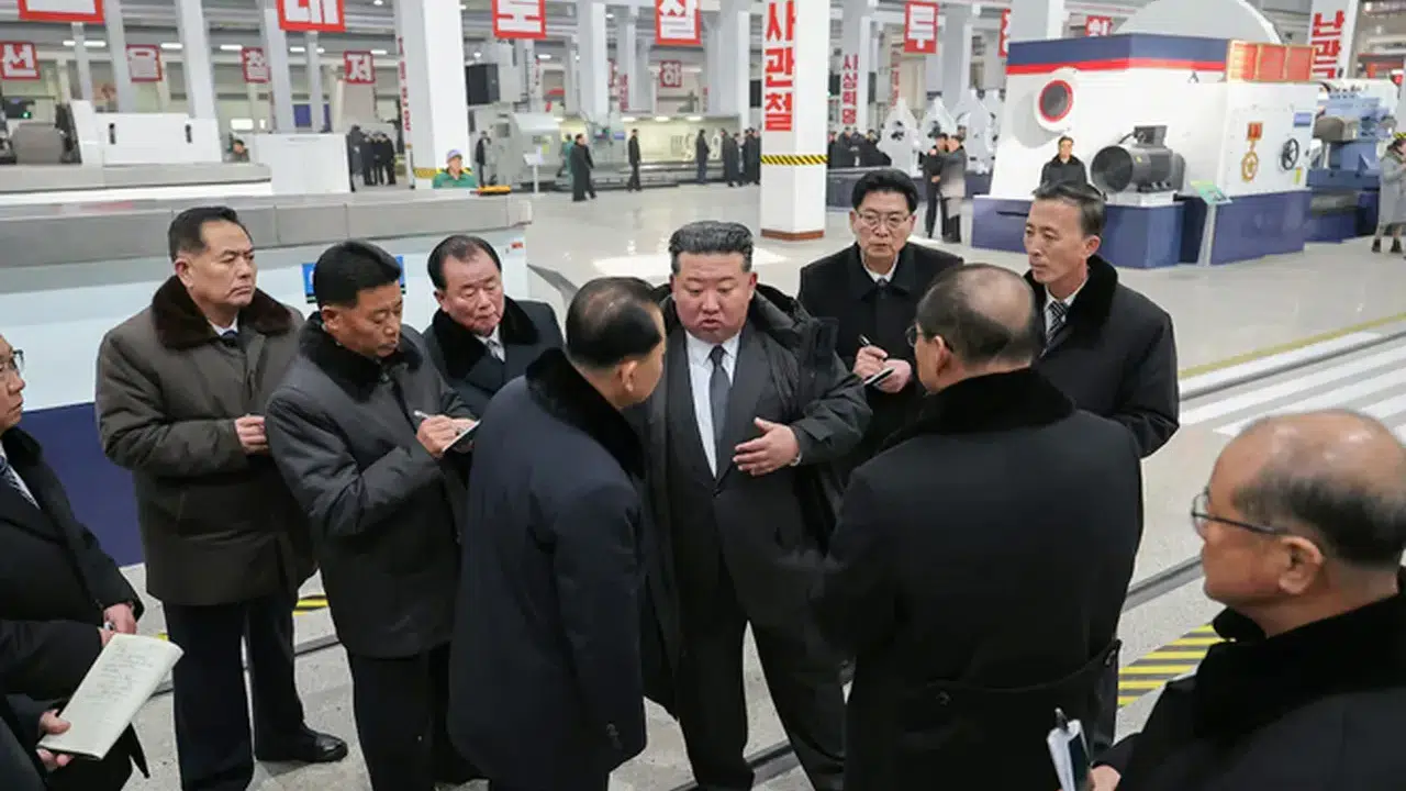 Kuzey Kore’de fabrika ziyareti krizle bitti: Kim’den bürokrasiye sert çıkış