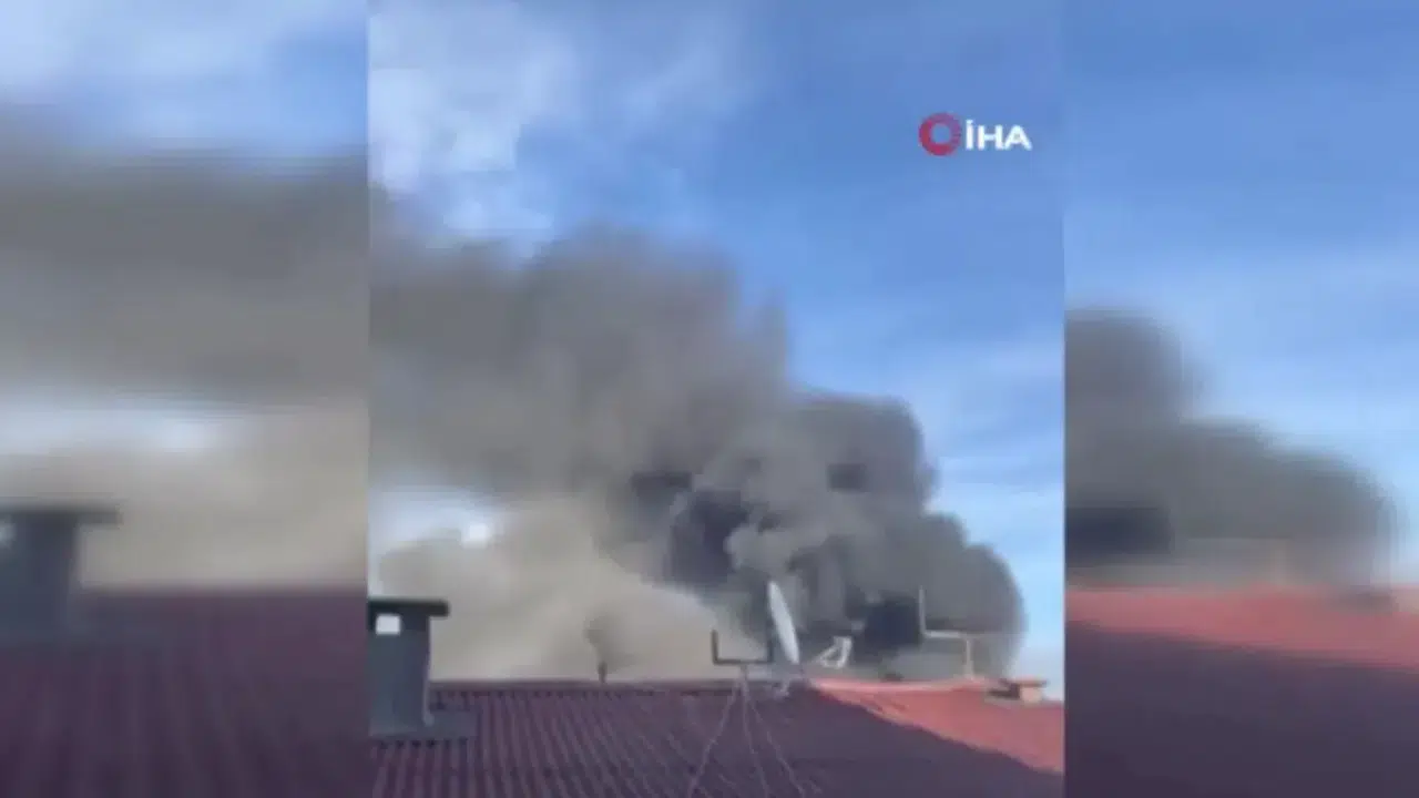 Küçükçekmece’de çatı yangını... Alevler mahallede korku dolu anlara sahne oldu!