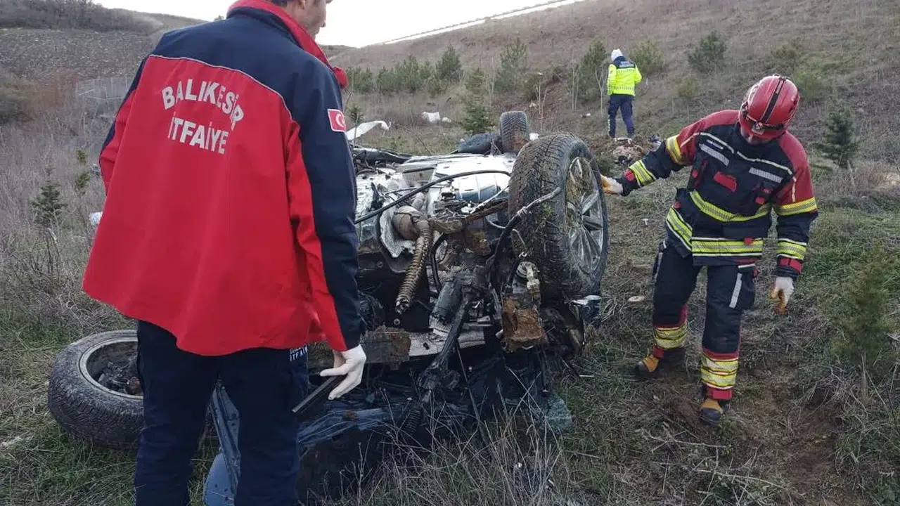 Otoyolda dehşet anları...Susurluk’ta araç şarampole uçtu!