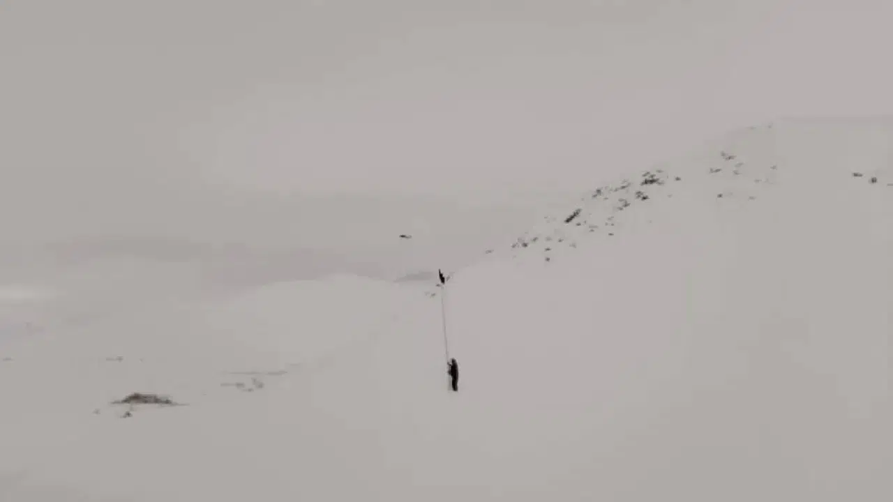 Şırnak’ta insanlık dersi: Bez sallayarak helikoptere yol gösterdi!