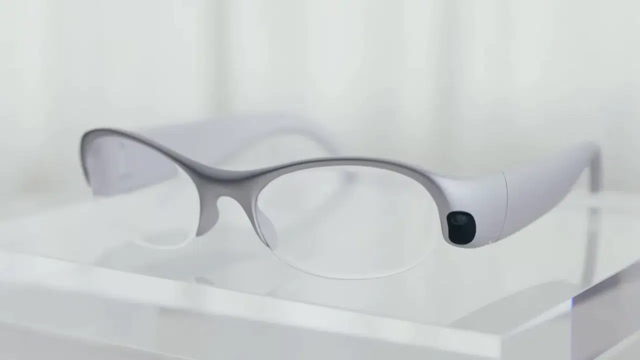 Hatırlıyor, duyuyor, öğreniyor: Dünya'nın ilk 'hafıza odaklı' gözlüğü sahnede!