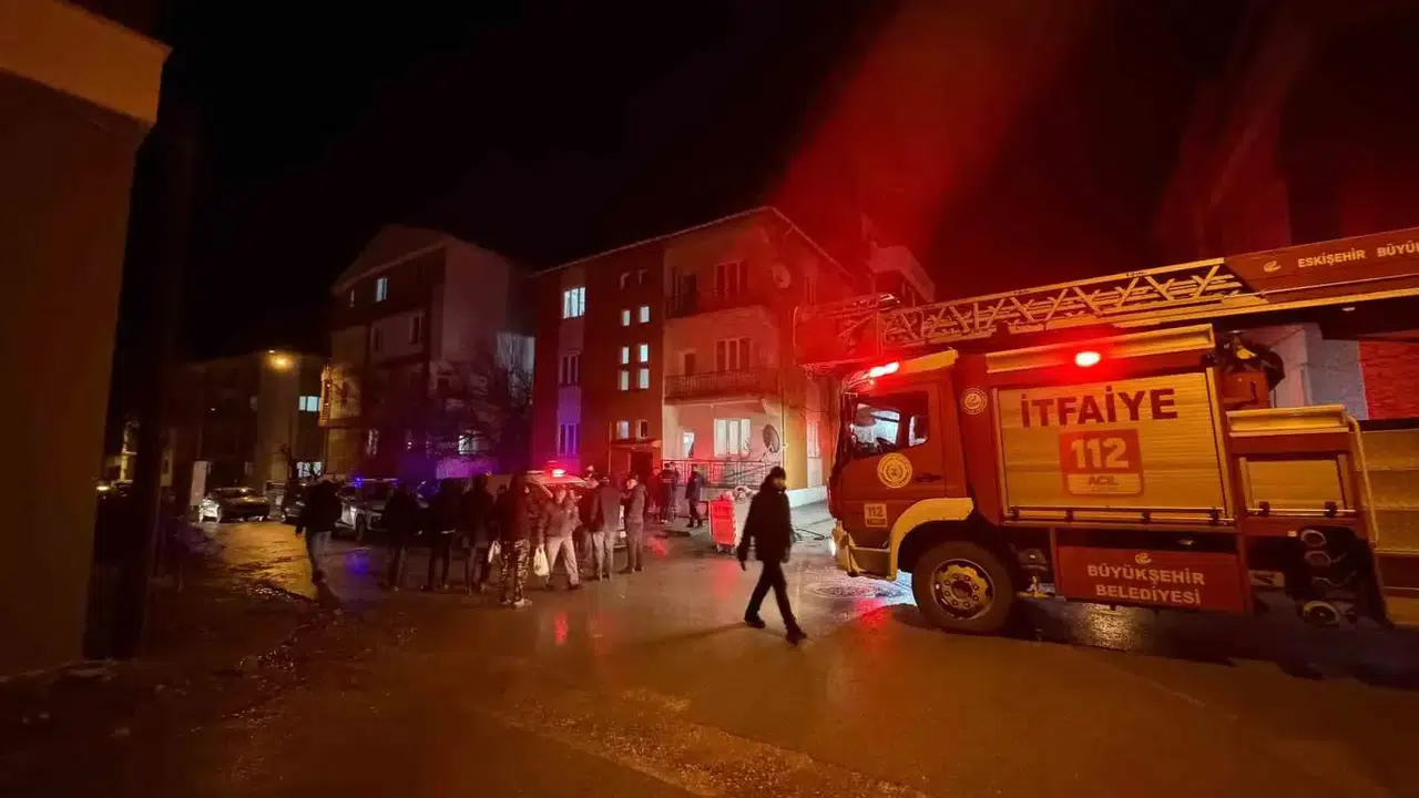 Eskişehir’de evini yakıp sokağa fırladı... Gencin savunması akıllara durgunluk verdi!