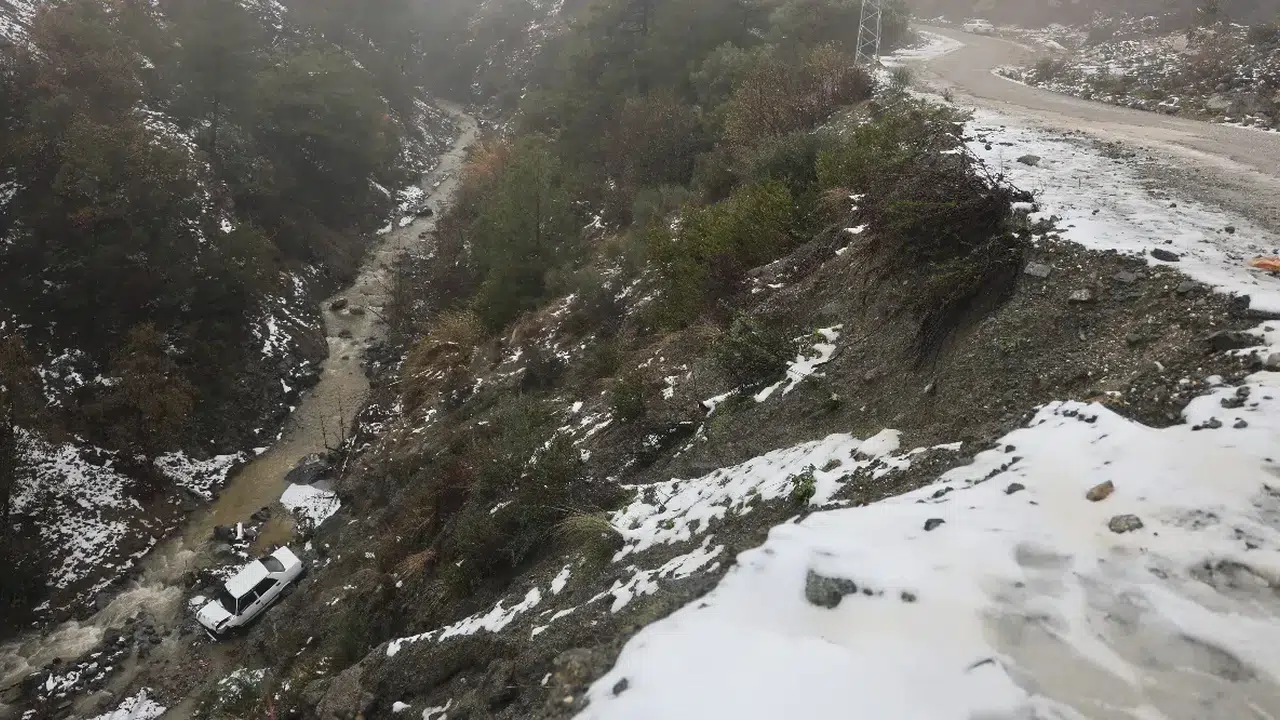 Kaygan yol az kalsın can alıyordu: Hatay’da uçurum kazasında mucize kurtuluş!