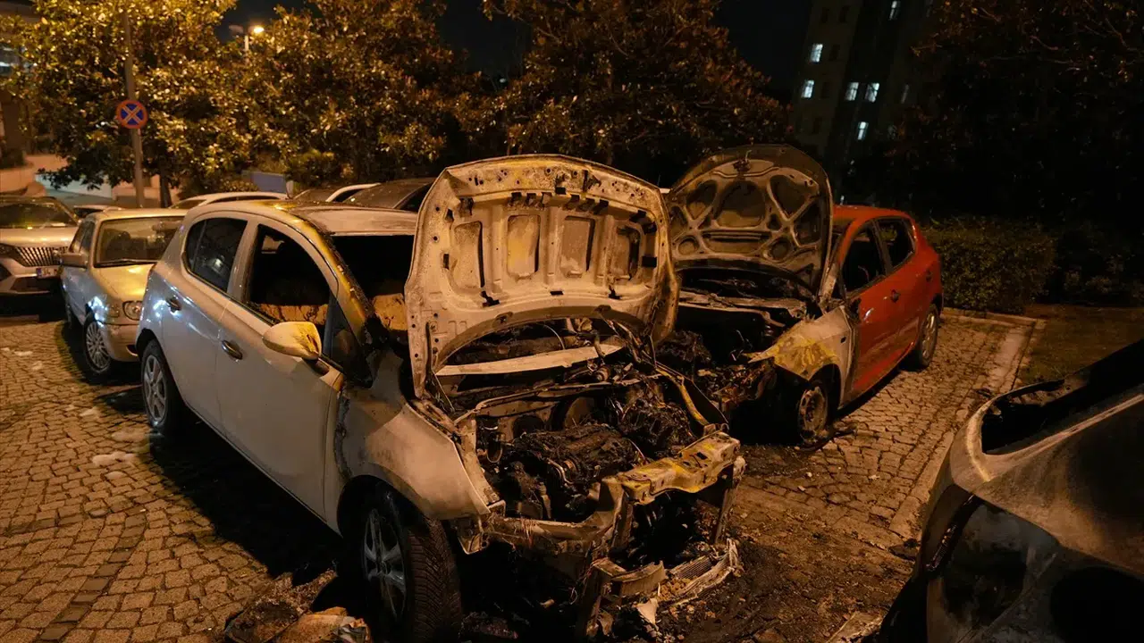 İstanbul’un göbeğinde yangın paniği! 4 araç alev alev yandı
