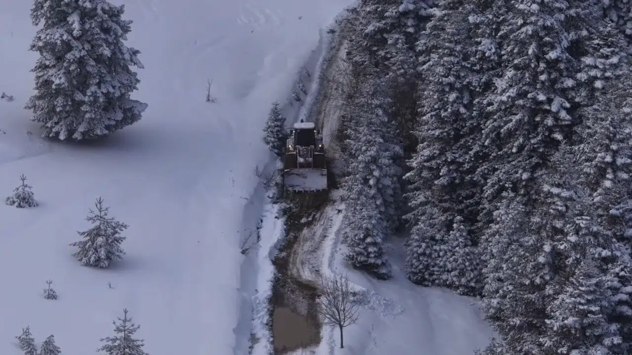 Kar engel oldu, irade yol açtı! Sinop’ta karla mücadele çalışmaları devam ediyor