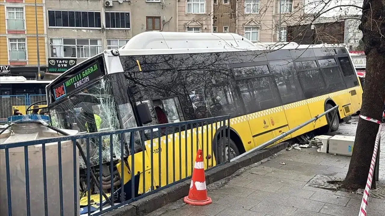 Kaldırıma çıktı, otoparka daldı: Esenler'de İETT kazası!