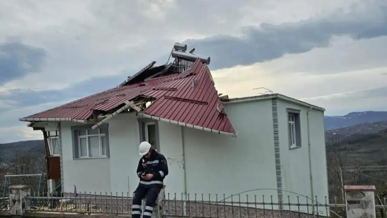 Ordu’da fırtına dehşeti! Çatılar uçtu, ağaçlar devrildi