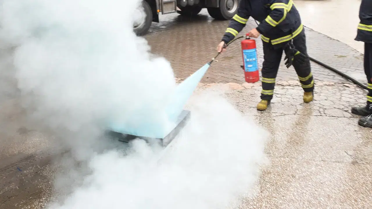 Arnavutköy’de elektrik telleri patladı, mahalle havai fişek gösterisi sandı!