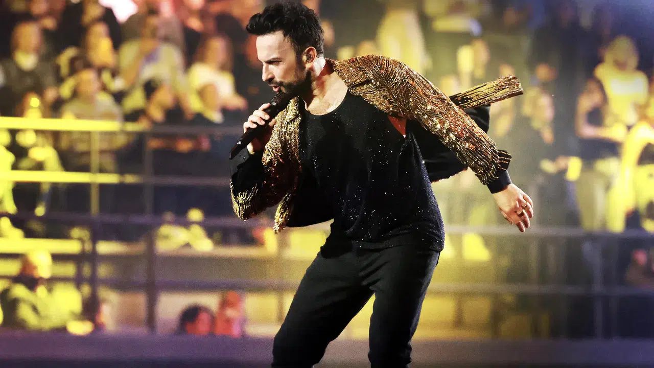 Megastar Tarkan sahneyi yaktı: Binlerce bayran Volkswagen Arena’ya akın etti