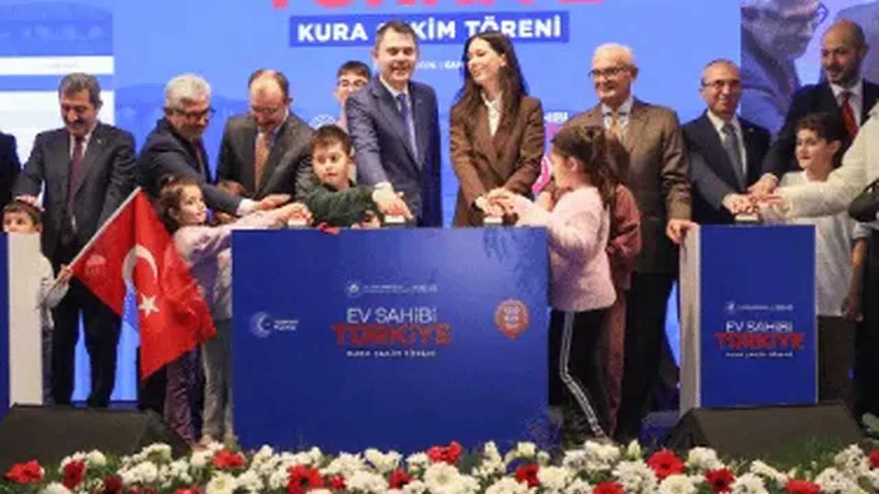 Bakan Kurum, Samsun’da Sosyal Konut Kura Çekimi Töreni’nde konuştu: '11 ilde Avrupa büyüklüğünde alanı yeniden inşa ettik'