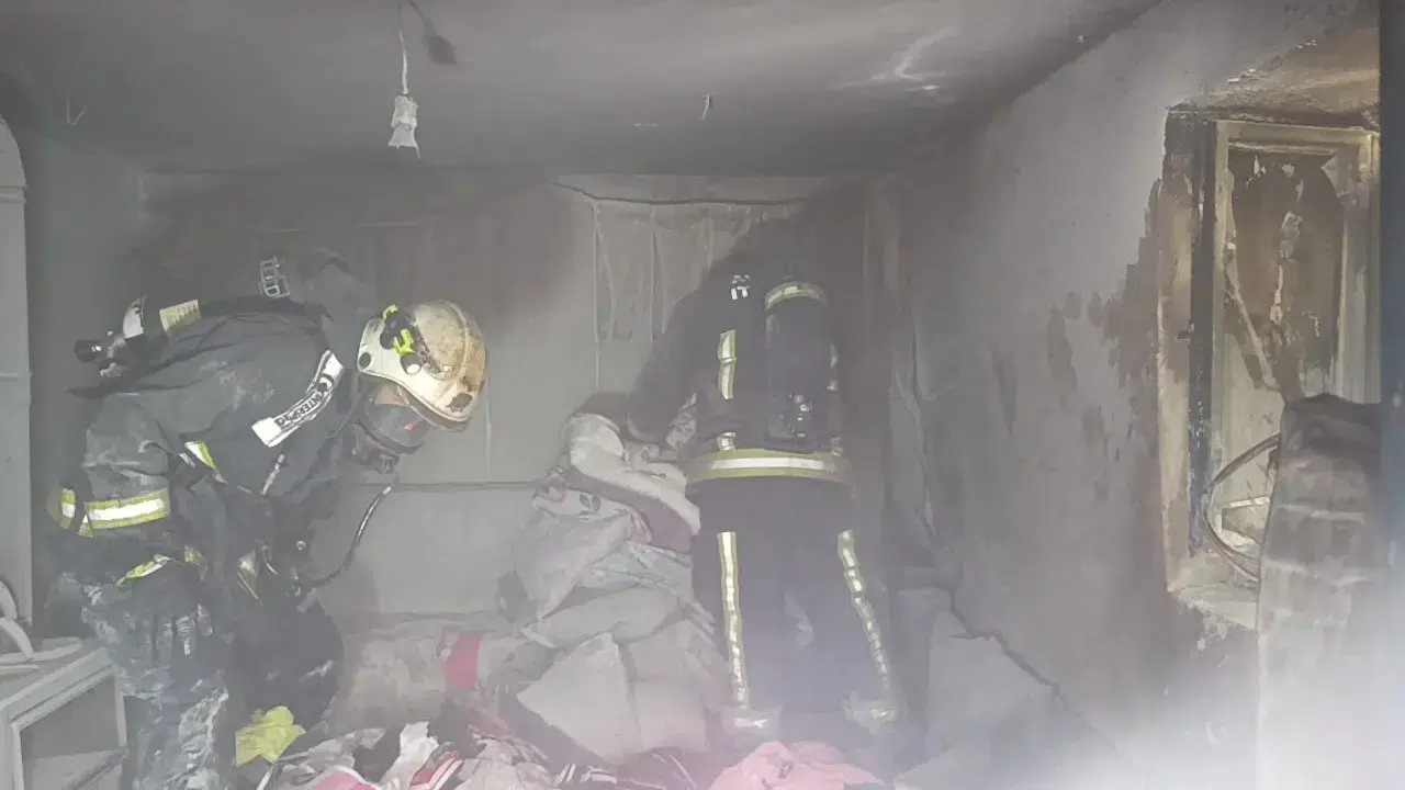 İtfaiye demir kapıyı kesti... Antalya'da 3 katlı binanın bodrum katında yangın!