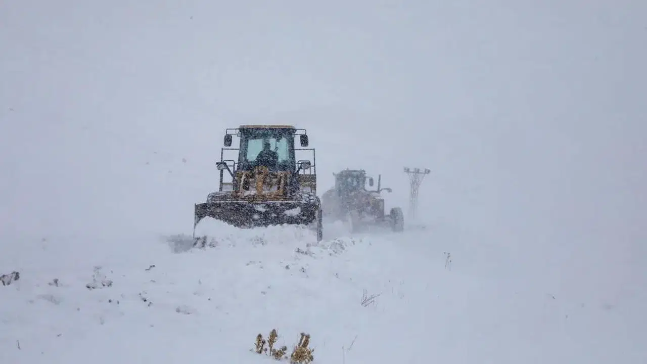 Van kara teslim oldu! 671 yerleşim yerinin yolu kapandı